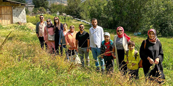 Fedakar öğretmenler köy köy dolaşarak öğrencilerinin okula devamını sağlıyor